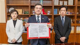 行政院長卓榮泰在總統令稿上加註意見，「不予副署」財劃法修正案。（圖／翻攝自卓榮泰臉書）