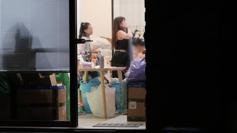 熊熊拚直播賣貨醞釀二胎　帥老公溫馨接送