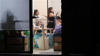 熊熊拚直播賣貨醞釀二胎　帥老公溫馨接送