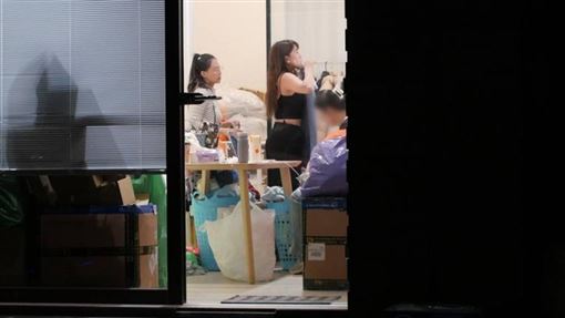 熊熊拚直播賣貨醞釀二胎　帥老公溫馨接送