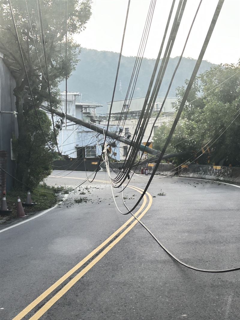 事故發生後雙向無法通行。(圖/翻攝畫面)