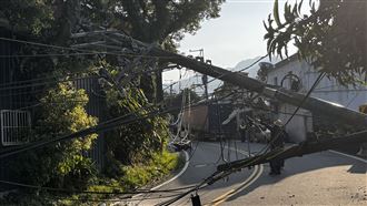 新／貨櫃車勾電線拉斷電桿　騎士衰被壓傷