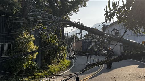 新／貨櫃車勾電線拉斷電桿　騎士衰被壓傷