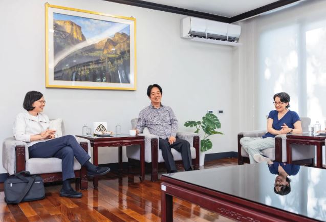 本刊掌握，綠營大罷免慘敗，是促使蔡英文籌組公共政策讀書會的關鍵動機。圖為罷免投票後，蔡英文（左）赴總統官邸，替賴清德（中）、蕭美琴（右）打氣。（圖／翻攝蔡英文臉書）