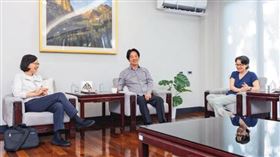 本刊掌握，綠營大罷免慘敗，是促使蔡英文籌組公共政策讀書會的關鍵動機。圖為罷免投票後，蔡英文（左）赴總統官邸，替賴清德（中）、蕭美琴（右）打氣。（圖／翻攝蔡英文臉書）