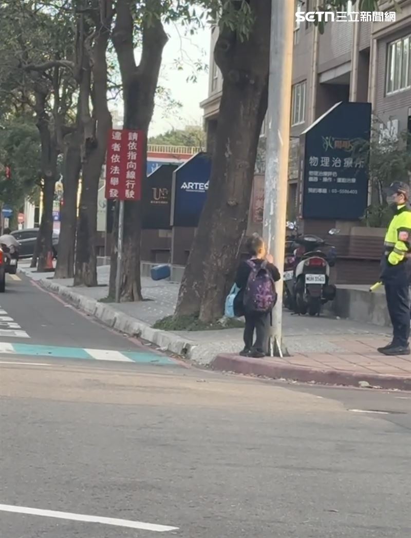 男童過馬路前,還跟不認識的員警說掰掰。(圖/網友___.gladys授權提供)