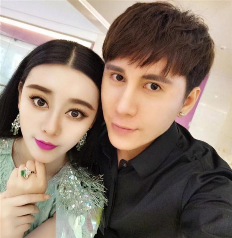 何承熹與自己的整形醫師結婚,男方還配合她整形成李晨。(圖/翻攝自微博)