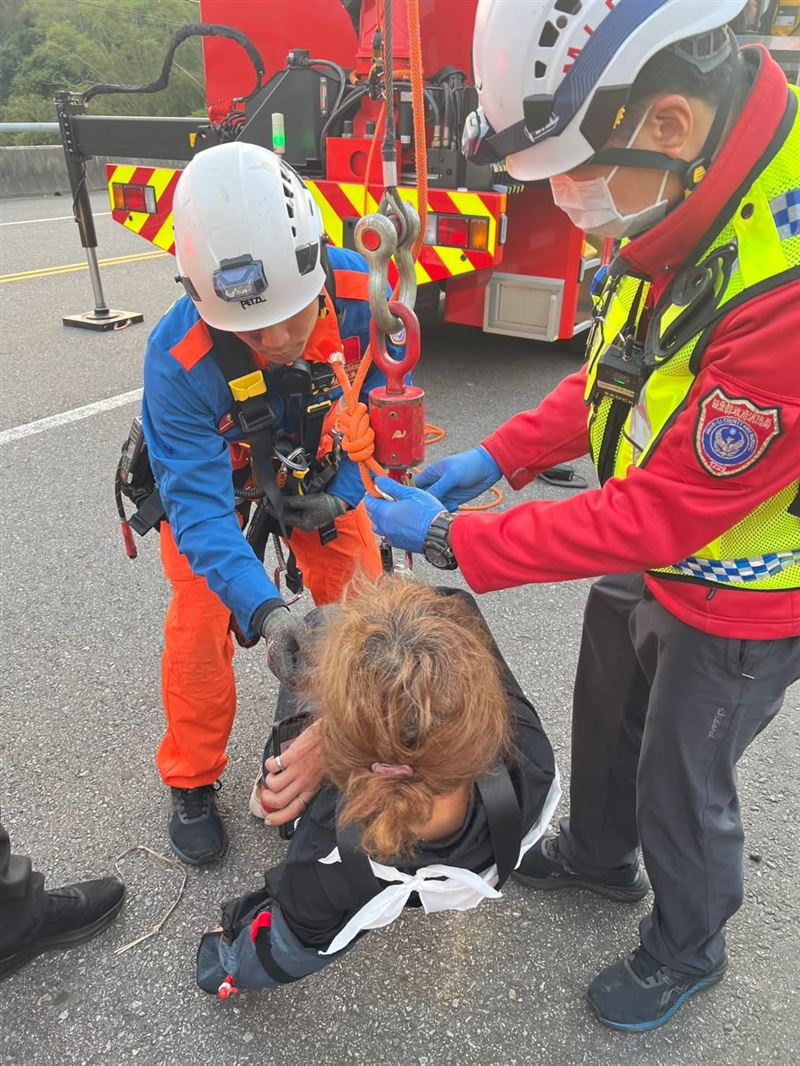 李女手臂脫臼送醫治療後已無大礙。(圖/翻攝畫面)