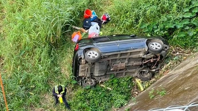 李女開車墜落約5、6層樓高的河床。(圖/翻攝畫面)