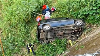 蹦！苗栗女開車直衝「墜6樓高河床」受困
