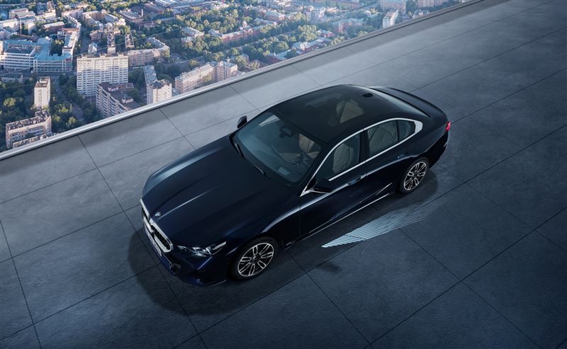 車長突破 5米、寬體低趴的旗艦比例。（圖／BMW提供）