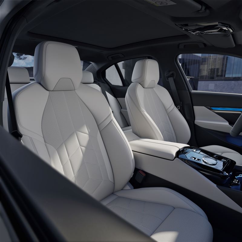 新年式車型標配深色梣木飾板與雙前座通風座椅。（圖／BMW提供）