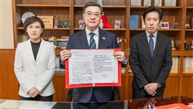 行政院長卓榮泰在總統令稿上加註意見，「不予副署」財劃法修正案。（圖／翻攝自卓榮泰臉書）