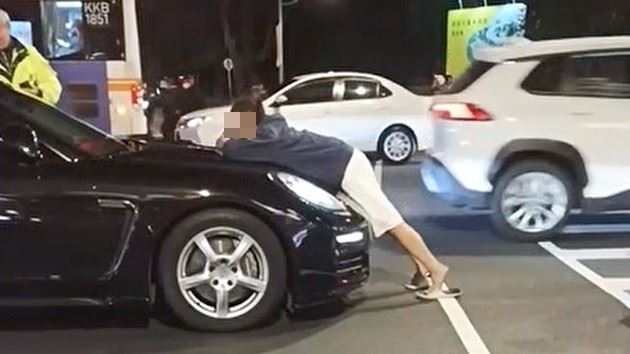 詭！怪男衝車道飛撲保時捷「空幹」3分鐘