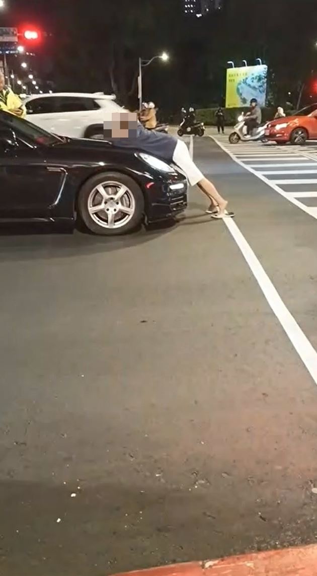 怪男趴在保時捷的引擎蓋上。(圖/翻攝自Threads @zyx._.116 )