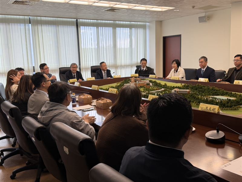 教育部部長鄭英耀部長與高等教育司廖高賢司長參訪時,與校方主管、各學院代表進行深入交流,並進行校園導覽。(圖/馬偕醫大提供)
