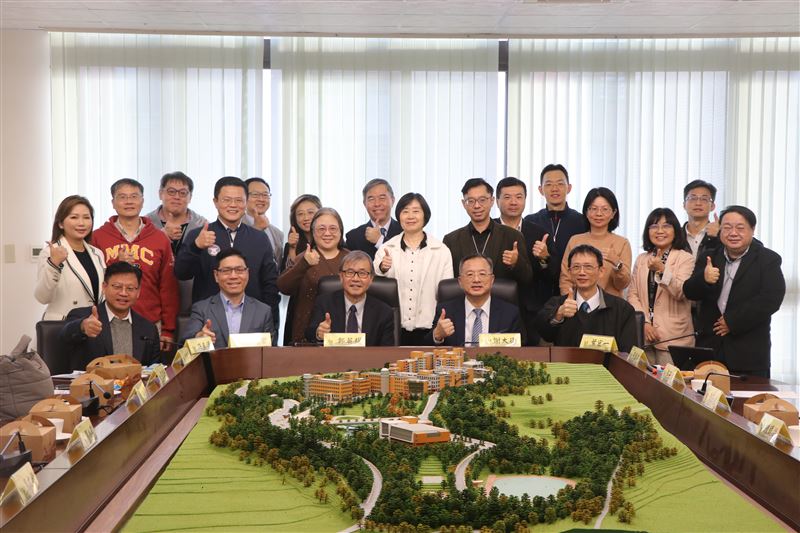 教育部部長鄭英耀部長與高等教育司廖高賢司長參訪時,與校方主管、各學院代表進行深入交流,並進行校園導覽。(圖/馬偕醫大提供)