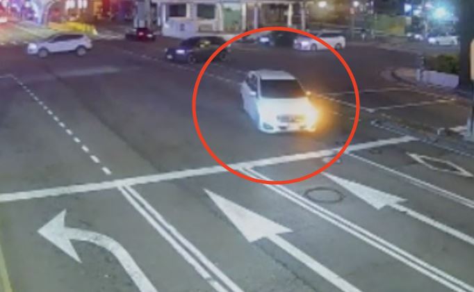 轎車左轉進入台灣大道後一路逆向行駛。(圖/翻攝畫面)