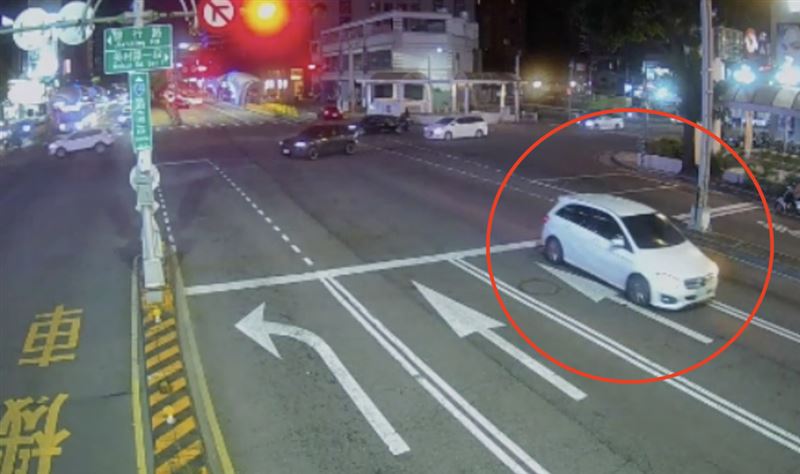 轎車左轉進入台灣大道後,疑似駛入BRT公車道。(圖/翻攝畫面)