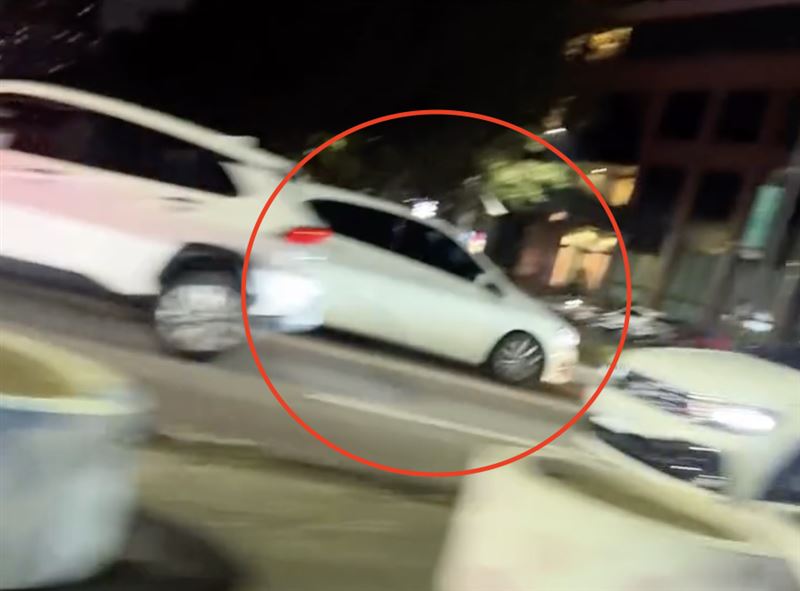 轎車逆向行駛,穿梭在台灣大道的車陣中。(圖/翻攝自Threads @sun00525)