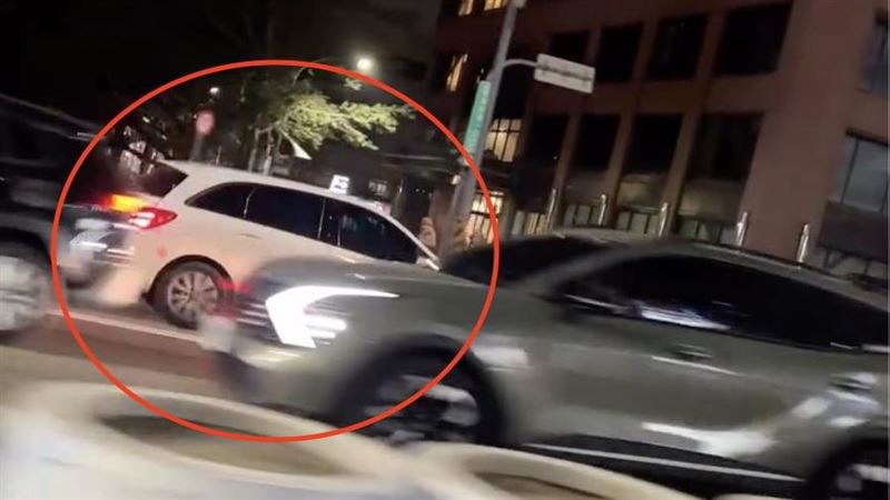 轎車逆向闖台灣大道BRT道！三寶行徑曝光