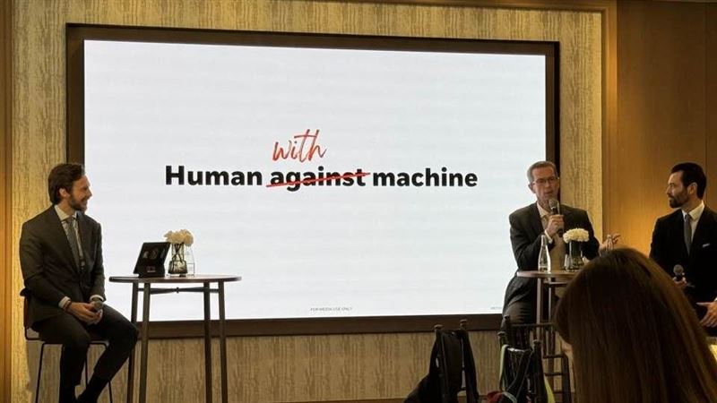 貝萊德引領投資革命,揭露如何利用專門訓練的金融AI與大語言模型,分析從網紅貼文到衛星圖等海量數據來捕捉獲利機會。他們強調過程嚴謹科學,並以「飛機理論」比喻:AI不只為了求快,更像先進飛控系統,旨在打造風暴中更安全穩健的投資組合。(圖/記者師瑞德攝影)