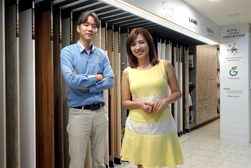 藝人廖盈婷(右)委請歐德設計師温家豪(左)規劃改造兒子的青少年房，改造成果當然是「很滿意」。（圖／歐德傢俱提供）