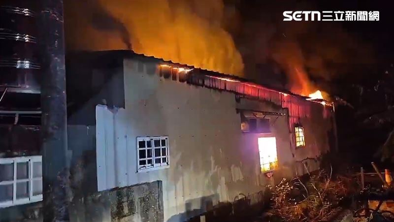 花蓮縣吉安鄉吉興二街、一處鐵皮屋發生大火。(圖/翻攝畫面)