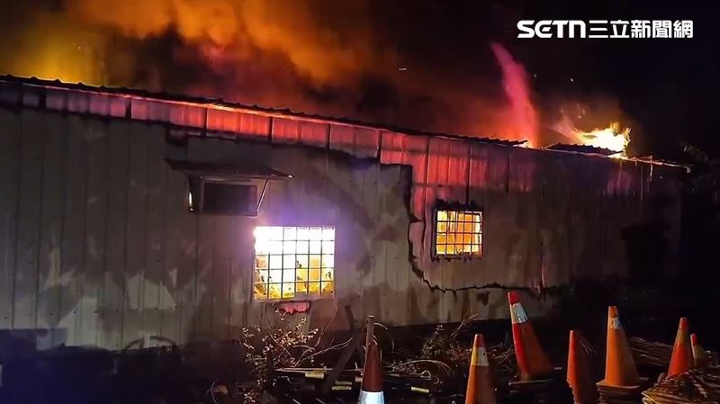 花蓮縣吉安鄉吉興二街、一處鐵皮屋發生大火。(圖/翻攝畫面)