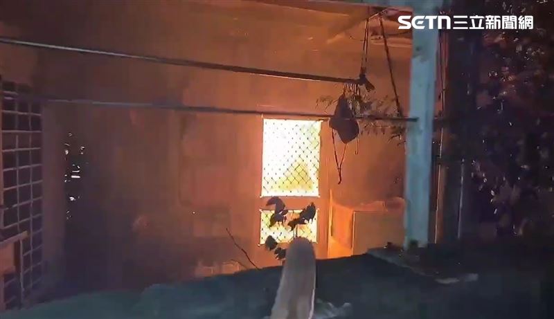 花蓮縣吉安鄉吉興二街、一處鐵皮屋發生大火。(圖/翻攝畫面)