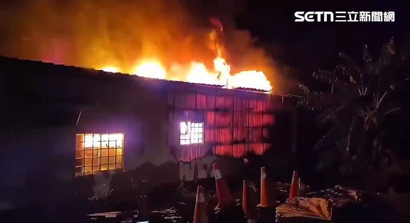 花蓮縣吉安鄉吉興二街、一處鐵皮屋發生大火。(圖/翻攝畫面)