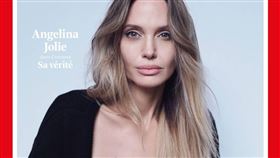 安潔莉娜裘莉登雜誌封面，公開當年手術疤痕。（圖／翻攝自IG＠timefrance）