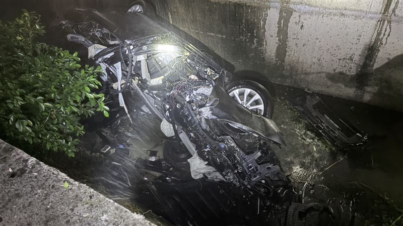 肇事車輛嚴重毀損,栽進水溝,幾乎淪為廢鐵。(圖/翻攝畫面)