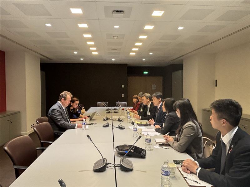 陸委會副主委沈有忠近期訪法在國民議會會晤友台小組副主席Laurent Mazaury,就台海安全與亞洲區域穩定議題進行對話與交流。(圖/翻攝陸委會臉書)