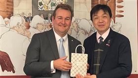 陸委會副主委沈有忠近期訪法在國民議會會晤友台小組副主席Laurent Mazaury，就台海安全與亞洲區域穩定議題進行對話與交流。(圖/翻攝陸委會臉書)