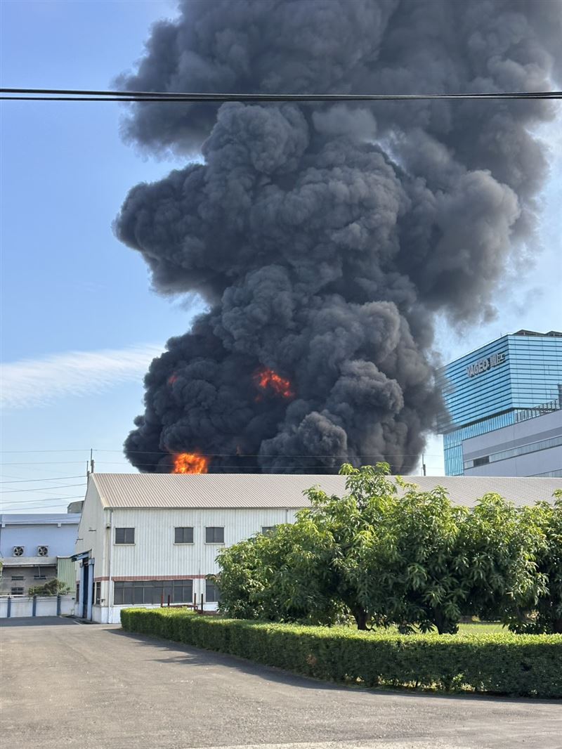 現場至少出動16個分隊灌救,所幸無人傷亡。(圖/翻攝自記者爆料網)