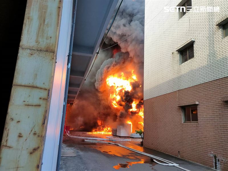 經查是製造程序中,製程區加熱爐爆炸,附近有酒精、柴油等易燃物引發火警。(圖/翻攝畫面)