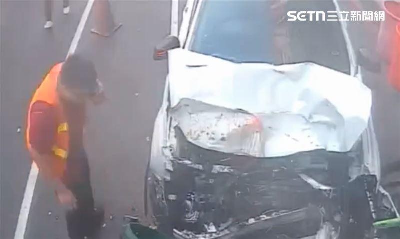 心愛的人在自己眼前枉死,崩潰痛哭。(圖/翻攝畫面)