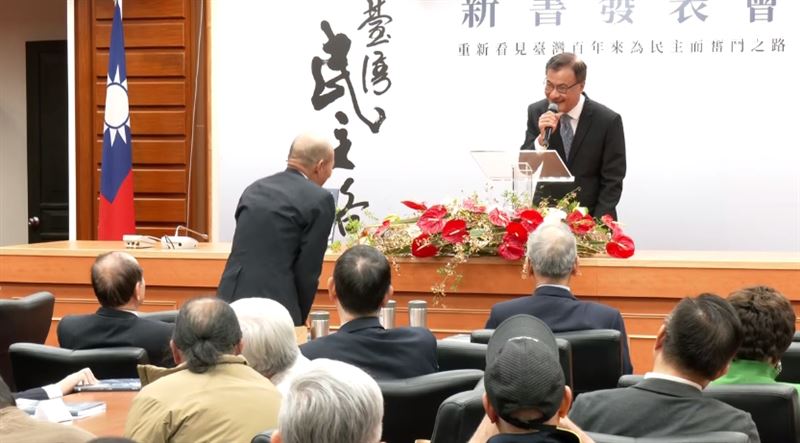 蘇嘉全怨韓國瑜上任後從來沒有接受過茶敘邀請,韓國瑜聽聞後立刻鞠躬賠罪。(圖/翻攝畫面)