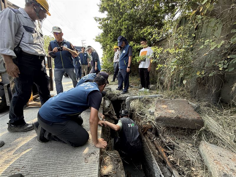 砂石業者私設暗管偷排放廢水。(圖/翻攝畫面)