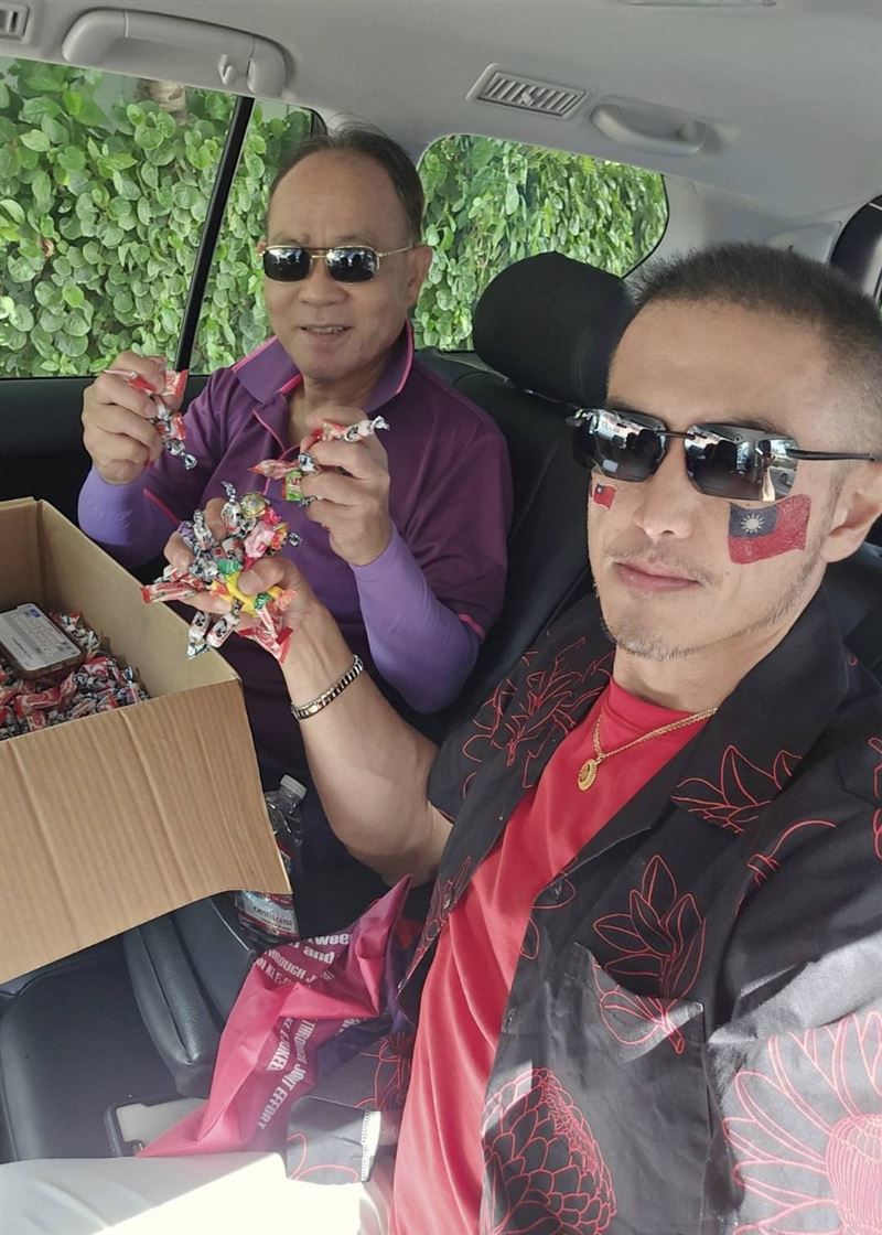 台灣駐馬紹爾共和國大使館PO文參加當地耶誕遊行,台灣大使徐蔚民戴著墨鏡貼上國旗的照片,再度引發熱議。(圖/翻攝台灣駐馬紹爾共和國大使館臉書)