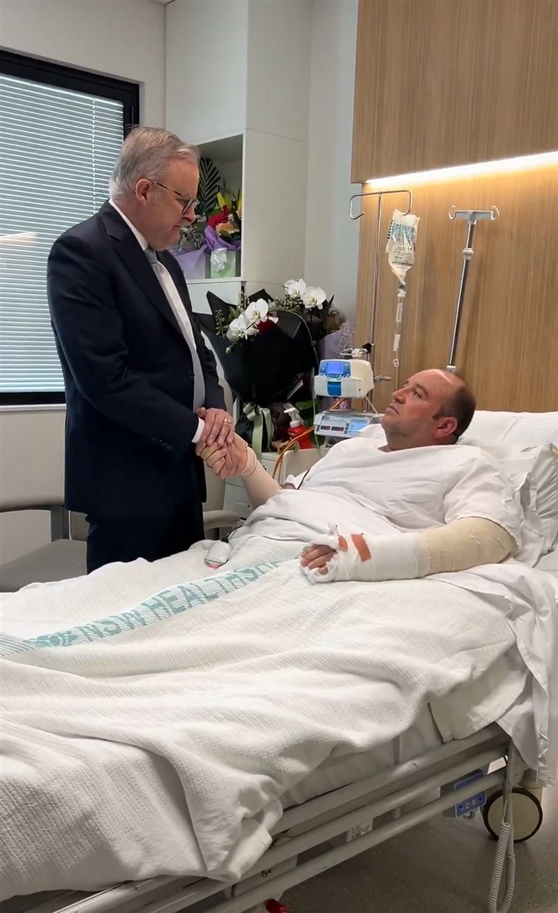 澳洲總理艾班尼斯今(16日)前往醫院探視慰問阿麥德。(圖/翻攝自X平台 @AlboMP)