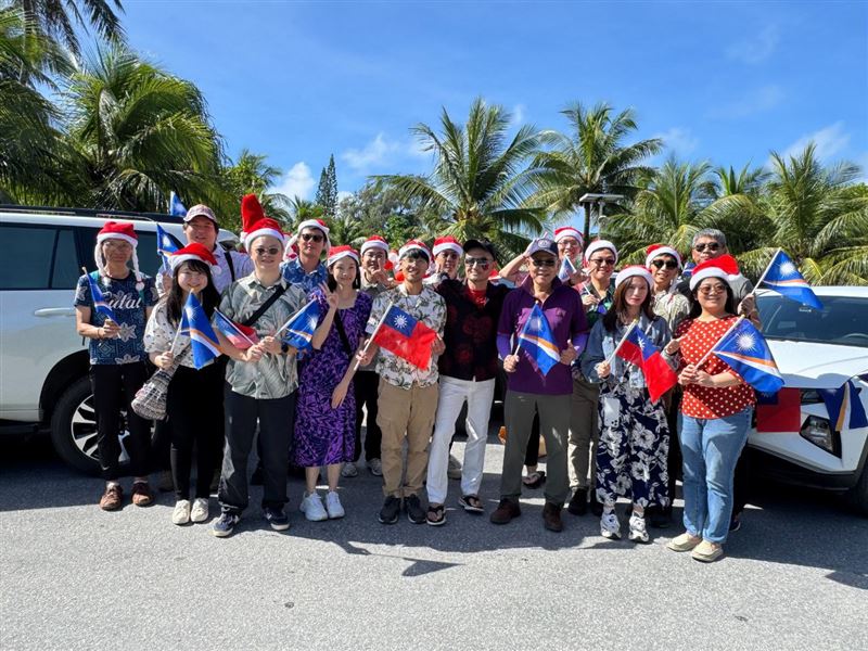 台灣駐馬紹爾大使徐蔚民帶領使館以及技術團、志工等參與當地耶誕遊行,並發送蔬菜水果。(圖/翻攝自台灣駐馬紹爾共和國大使館臉書)