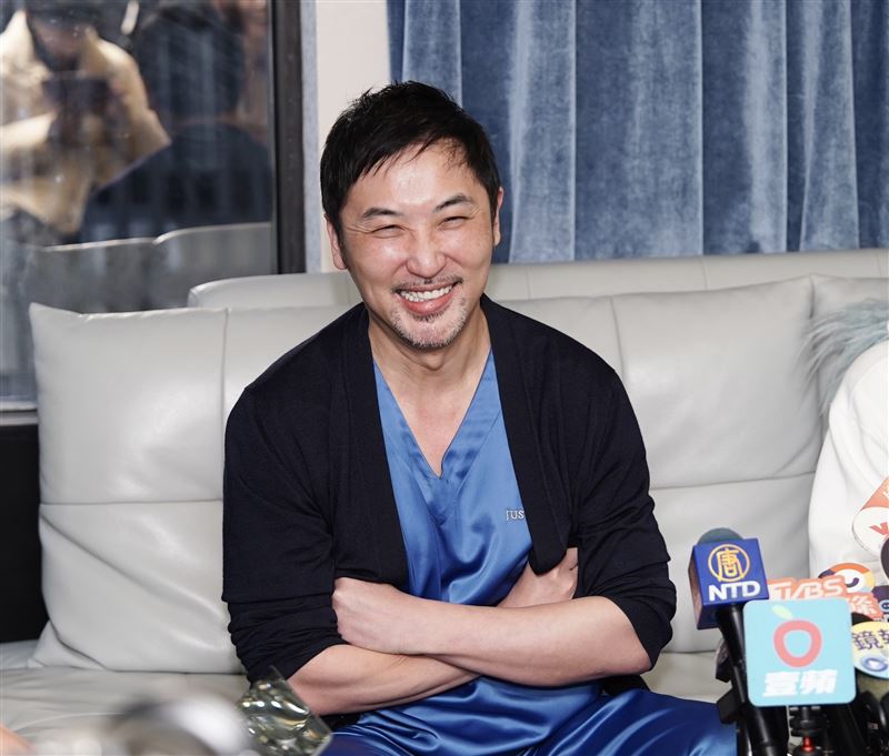 李進良坦言診所諮詢量暴增。(圖/記者趙于瑩攝影)