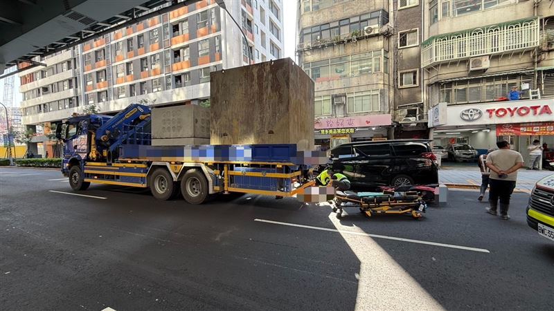 消防救護員到場準備將曾婦送醫。(圖/翻攝畫面)