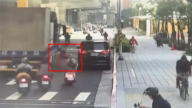 機車擦撞大貨車瞬間。(圖/翻攝畫面)