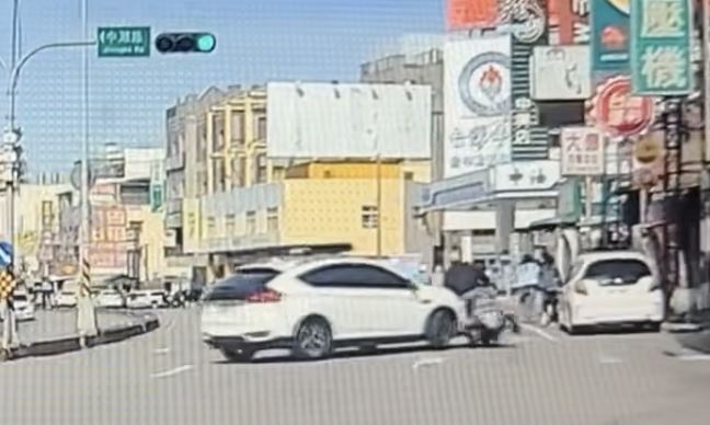 休旅車迴轉時撞上殘障機車,導致老翁摔車。(圖/翻攝自wowtchout)