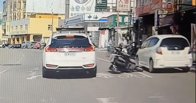 殘障機車遭迴轉的休旅車撞上後,老翁連人帶車慘摔倒臥不起。(圖/翻攝自wowtchout)