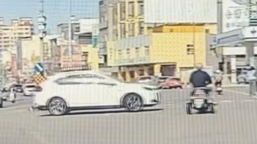 休旅車迴轉擊落殘障機車!86歲翁噴飛送醫