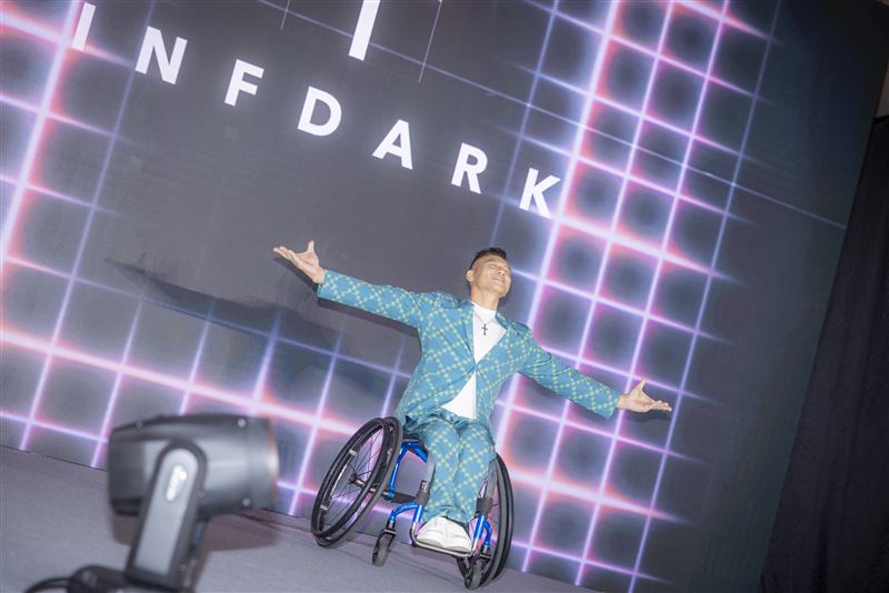 突破框架!新北推全台首創「無礙」時尚秀30位身障者、導盲犬登上伸展台。(圖/新北市政府提供)